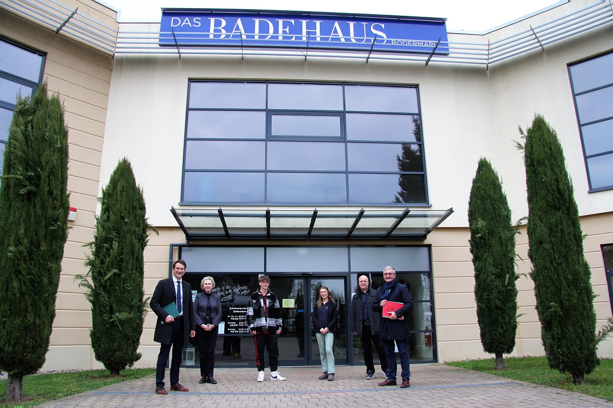 Gruppenfoto vor dem Badehaus Rödermark